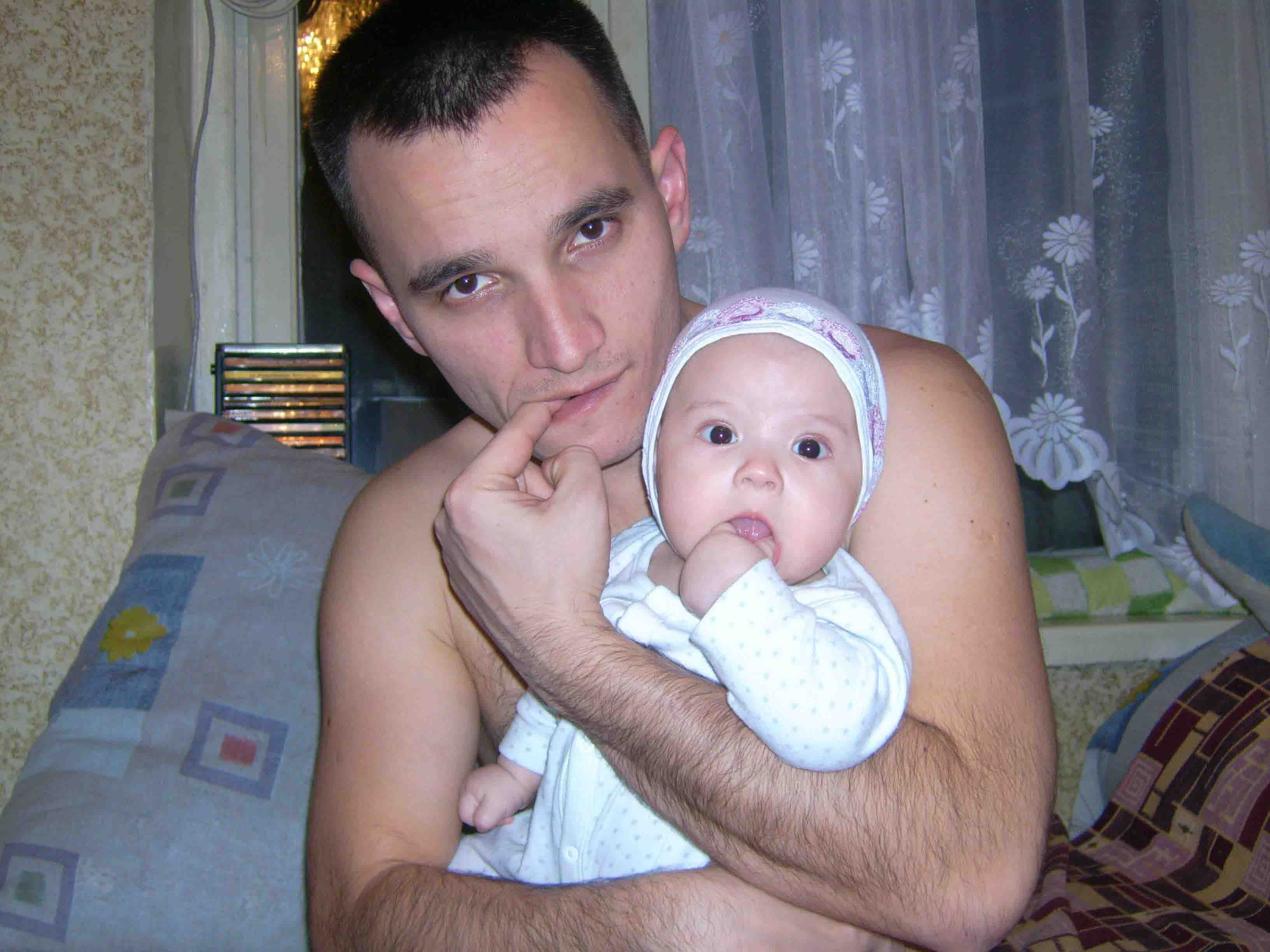 Зубы чешуться, а папа помогает. 