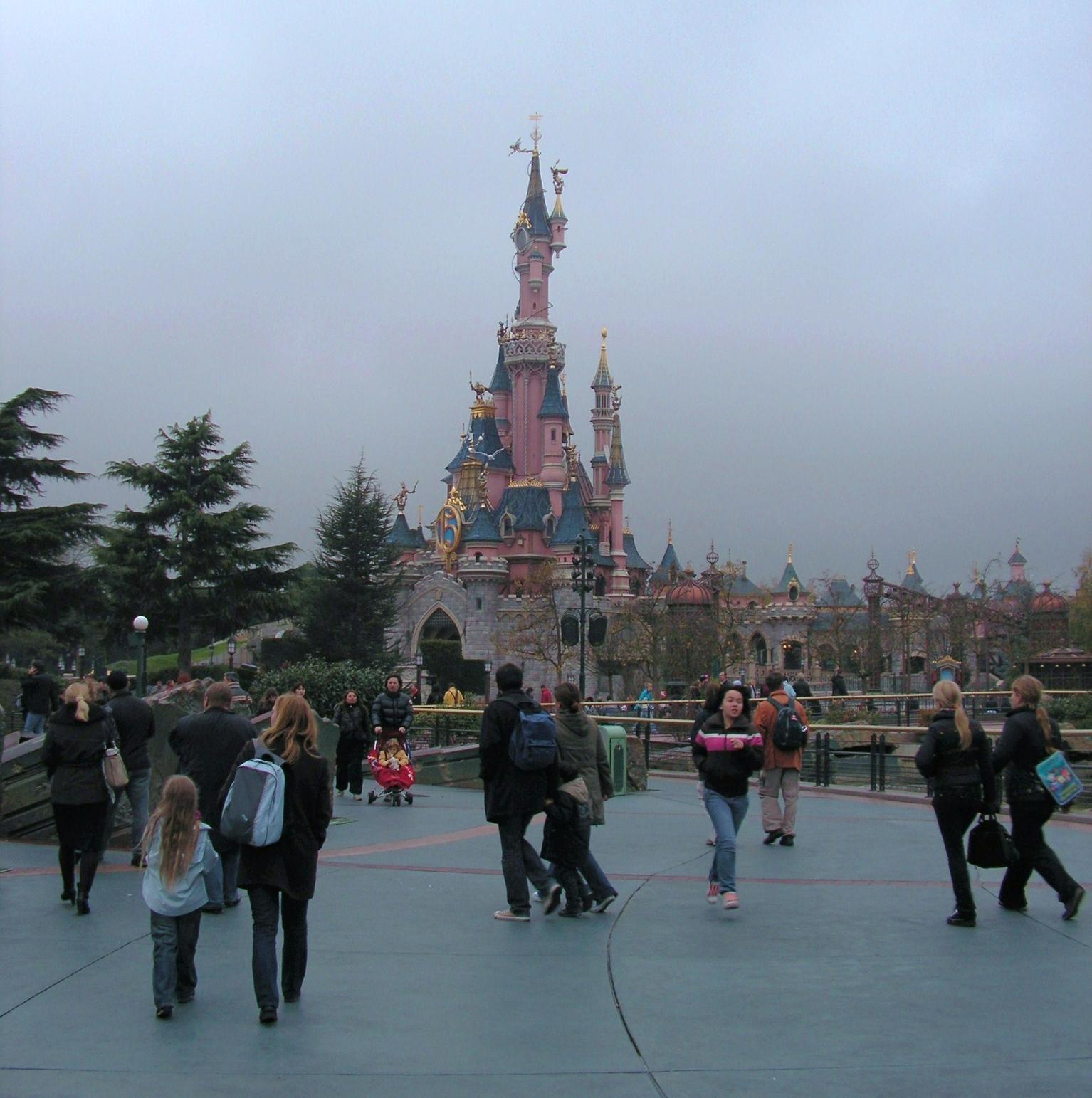 Площадь перед замком Спящей Красавицы. Диснейленд 11.2008