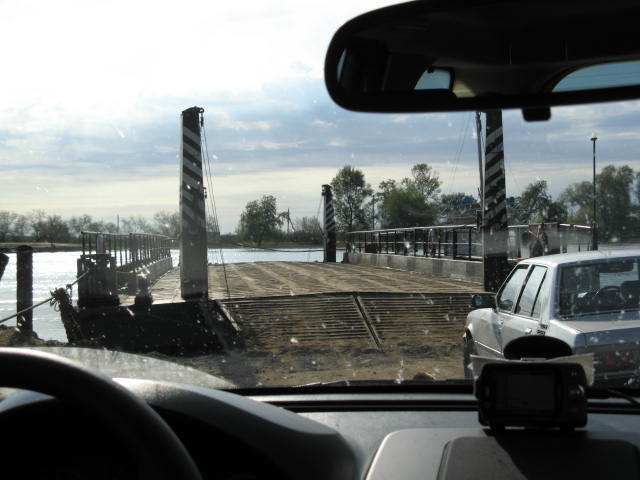 Паромная переправа. На пути их было две. Услуги первой стоили 16 рублей, а в 10 км, следующая 50. :) Непонятное ценообразование.. Астрахань