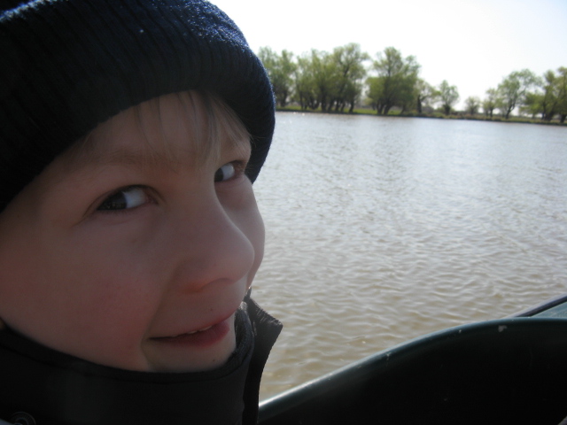 С папой на лодке. Маму не взяли. Василису тоже.. Астрахань