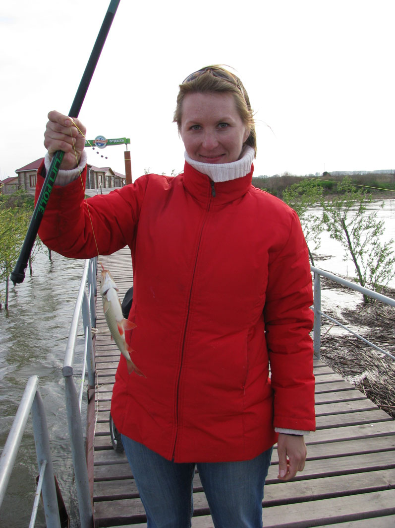 А мама рыбачила только на пирсе. Ребенок спит - мама с удочкой. Улов правда мелковат.. Астрахань