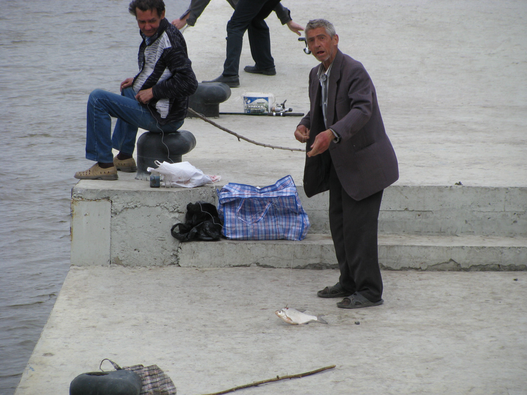 А на набережной Астрахани местные делают донку из простой лески и таскают вот таких лещей.. Астрахань
