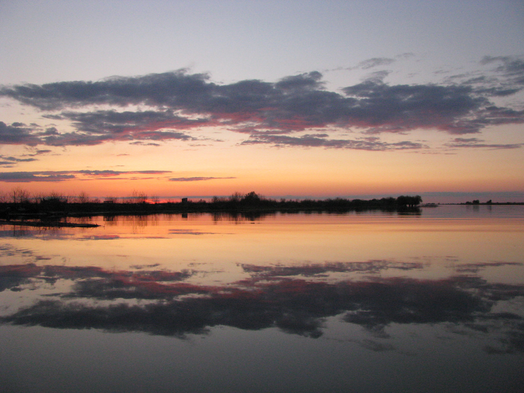 Вечер. Было два вечера апсолютно безветренных. По утрам всегда ветер.. Астрахань