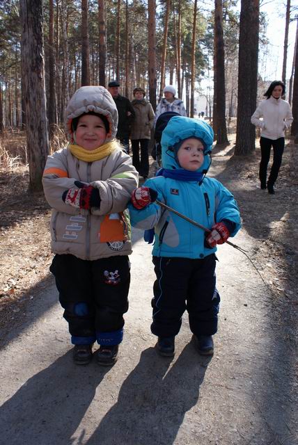 Мои колобочки на прогулке в лесу. Весна 2009