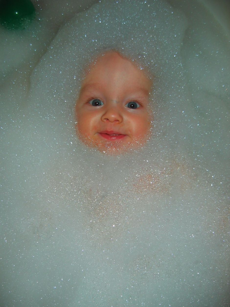 Купаться пена. Ребенок в пене. Пена для ванны для детей. Ребёнок в ванной с пеной. Малыш ванна пена.