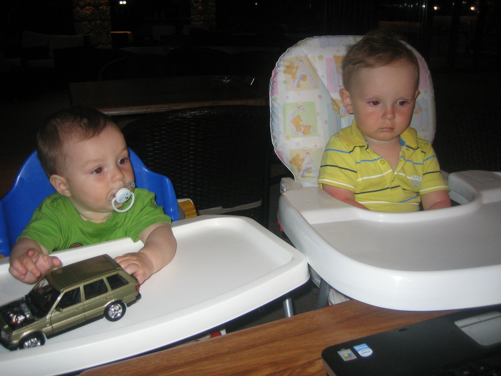 С новым другом. Пока родители вино-пиво пьют можно и мультик посмотреть)). Кипр2009