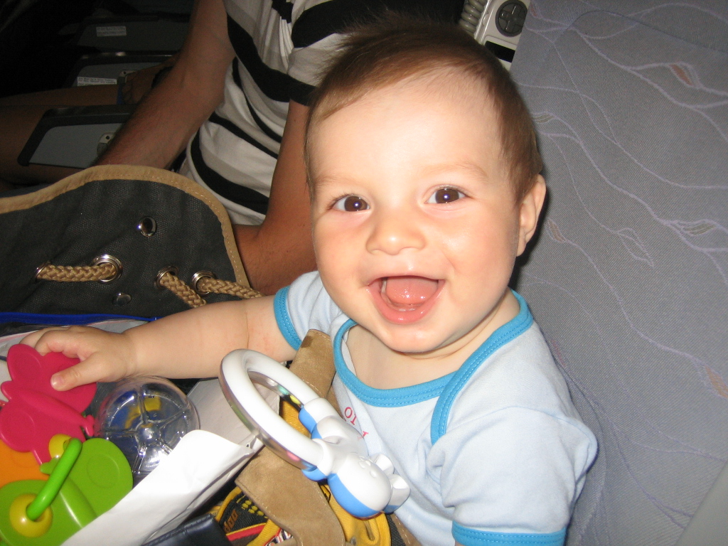 Чтоб веселее лететь,пошарюсь в маминой сумке. Кипр2009