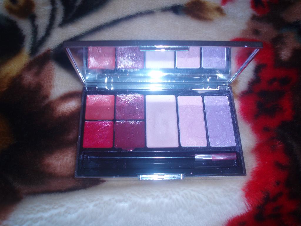 политра теней румян и помад с блестками. косметические средства и парфюм