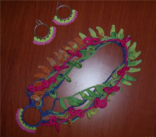 Комплект в стиле этно . Бусы крючком