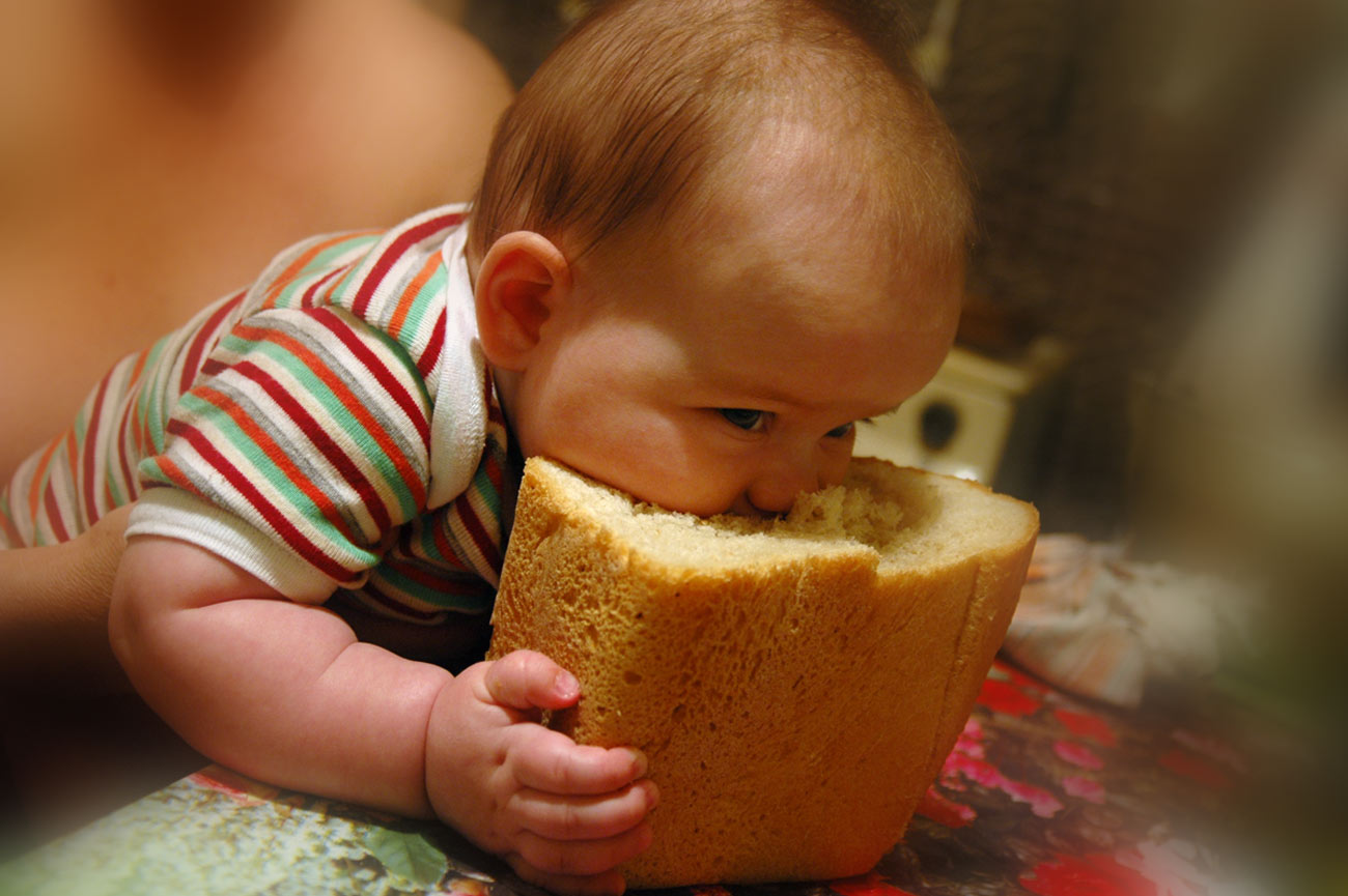 Когда можно давать хлеб. Хлеб. Малыш ест. Хлеб для детей. Смешная еда для детей.