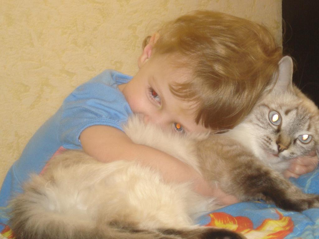 Мой пушистый друг))). Ребенок и   котенок