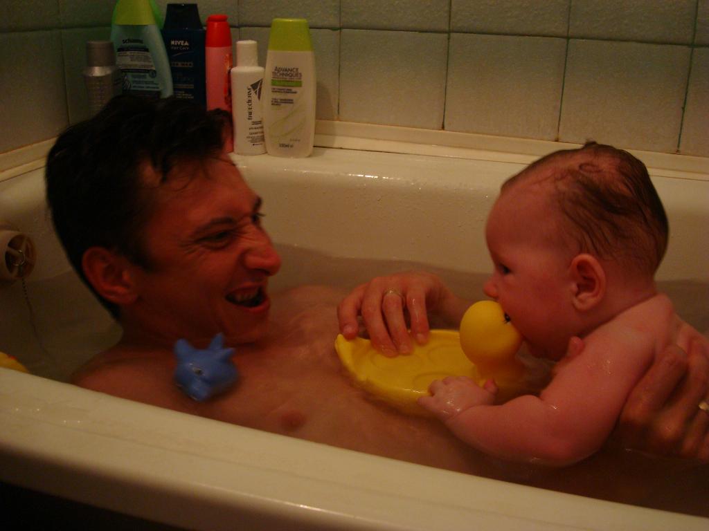 Папа купает дочку. Папа купается. Сын купается. Совместное купаемся с папой. Отец купает ребенка.