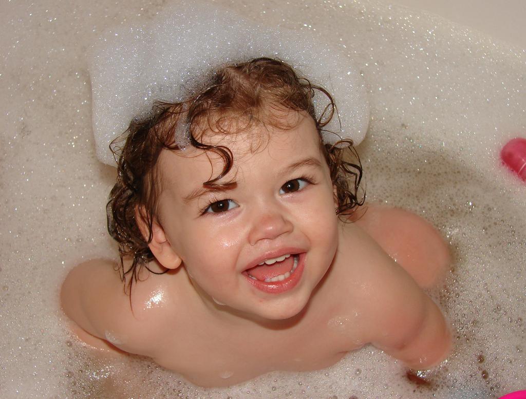 Дочка купается в ванне. Купание Дочки. Купаю дочку. Дочка купается в ванной. Дочь купается.