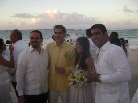 Невеста с женихом и друзьями. la boda