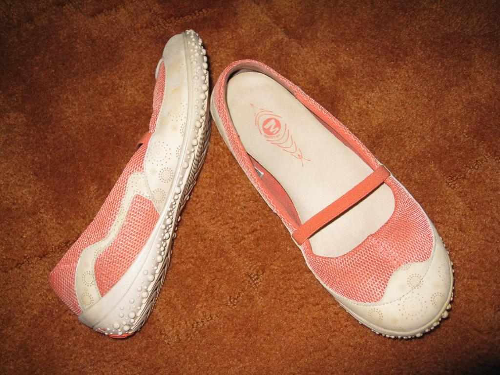 MERRELL тапочки 39р бы сказала на 38. ОБУВЬ30-34 для ДЕВОЧКИ