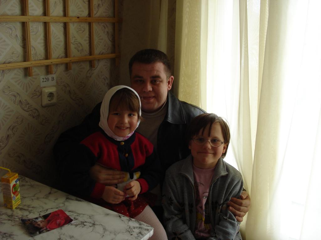 С папой. Дочки