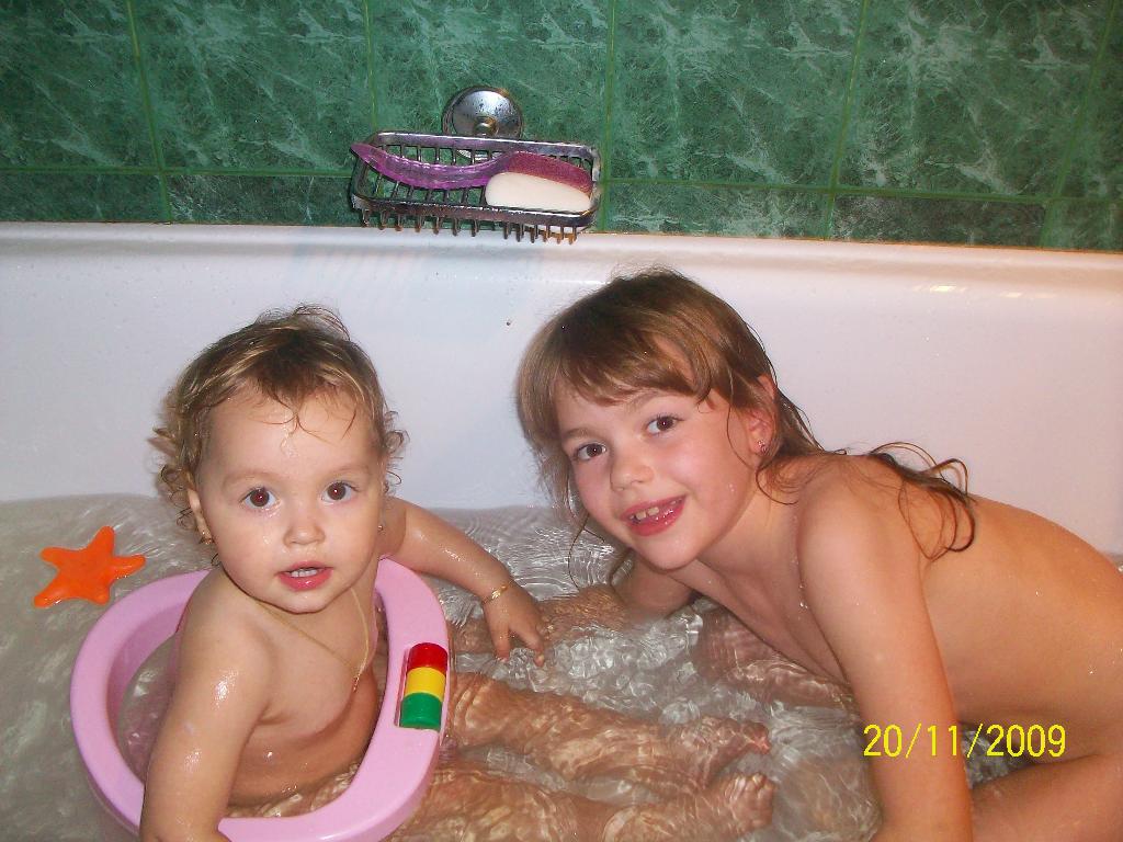 Сестренка купается. Девочка купается в ванной. Мальчик купается в ванной. Девочки в лагере купаются. Сестричка в ванной.