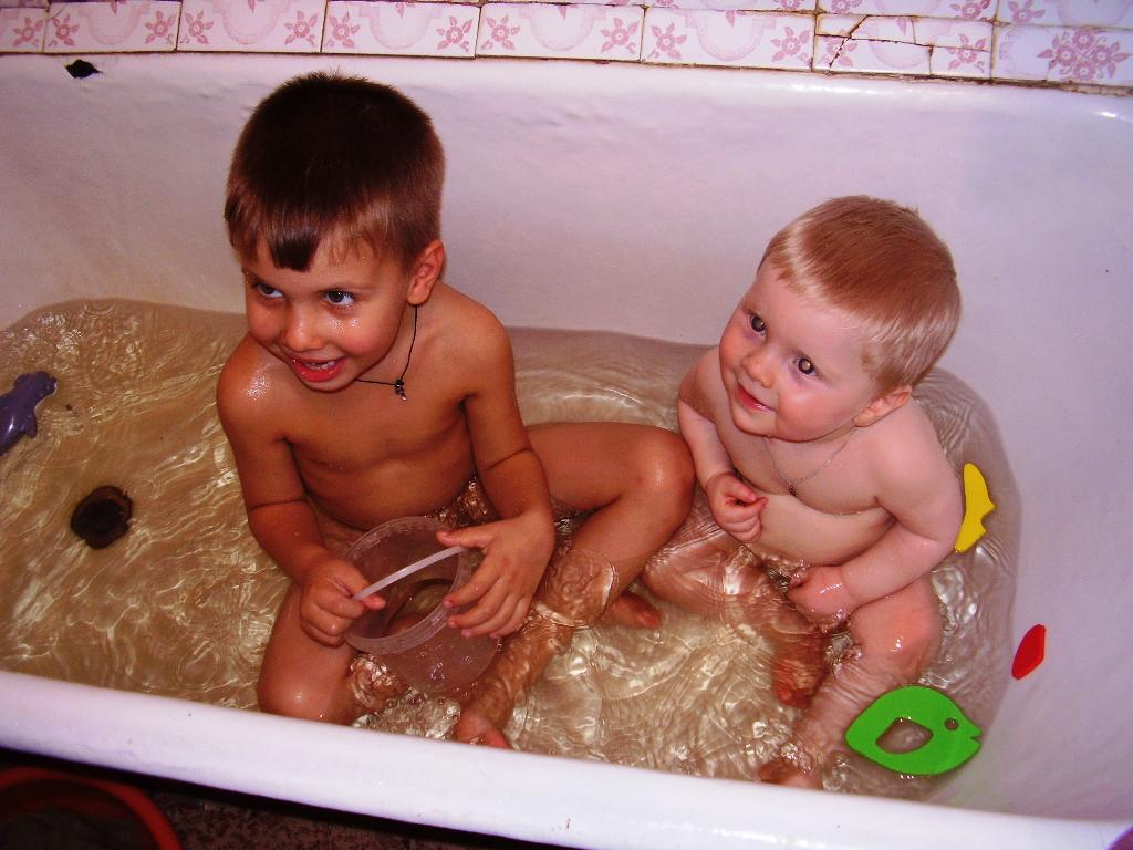 Русские купаются в ванной. Совместное купание. Дети моются в ванной. Братья купаются. Малыши купаются вместе.