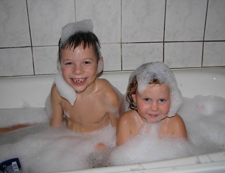 Детский банный день. Мальчики банный день. Малыш в бане. Мама с сыном в бане видео