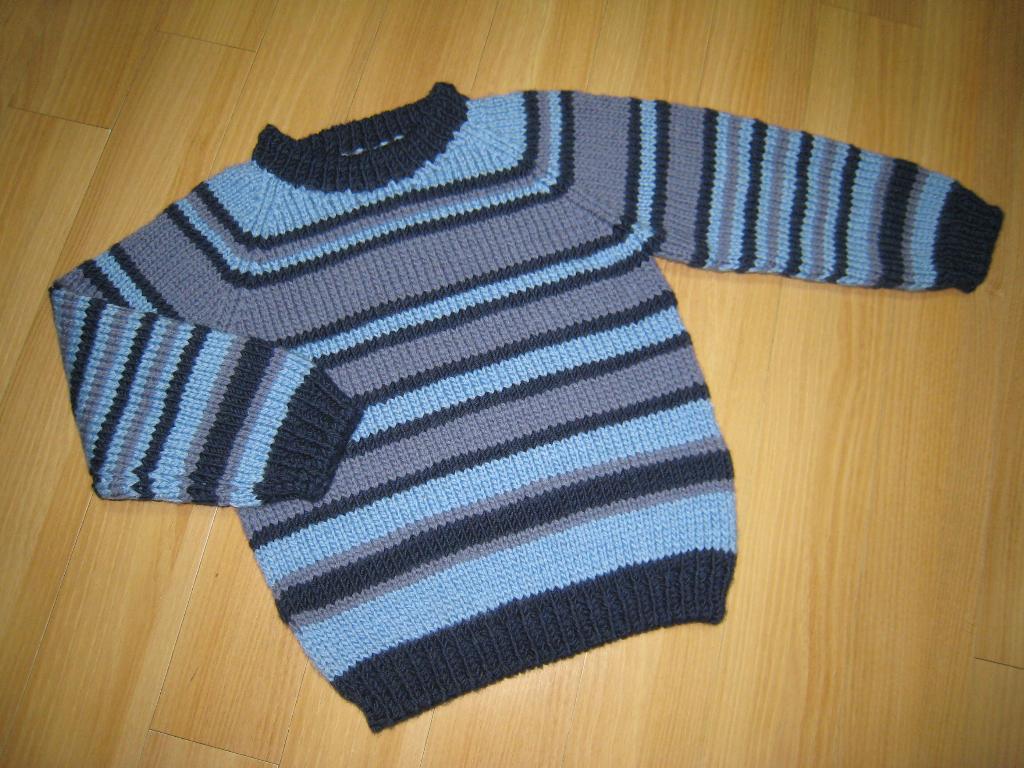 Полосатый свитерок дубль два. Детская зима