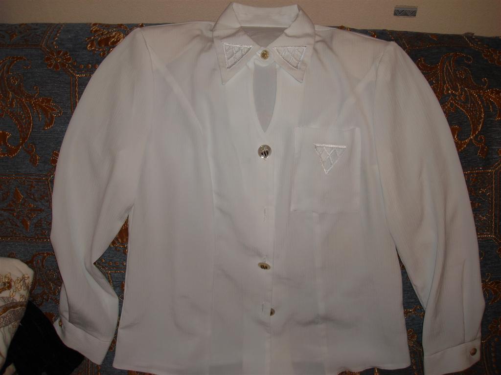 строгая. кофточки-блузочки