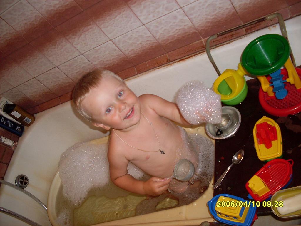 Сыночек в ванной. Сын в ванне. Банный день в ванной. Банный день дети. Моет сына в душе