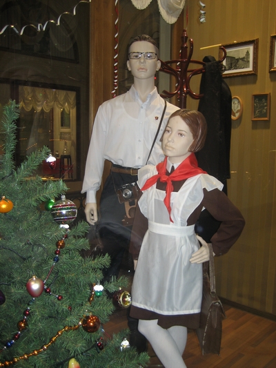 Пионерка и комсомолец - в витрине. Пушкинский и ГУМ