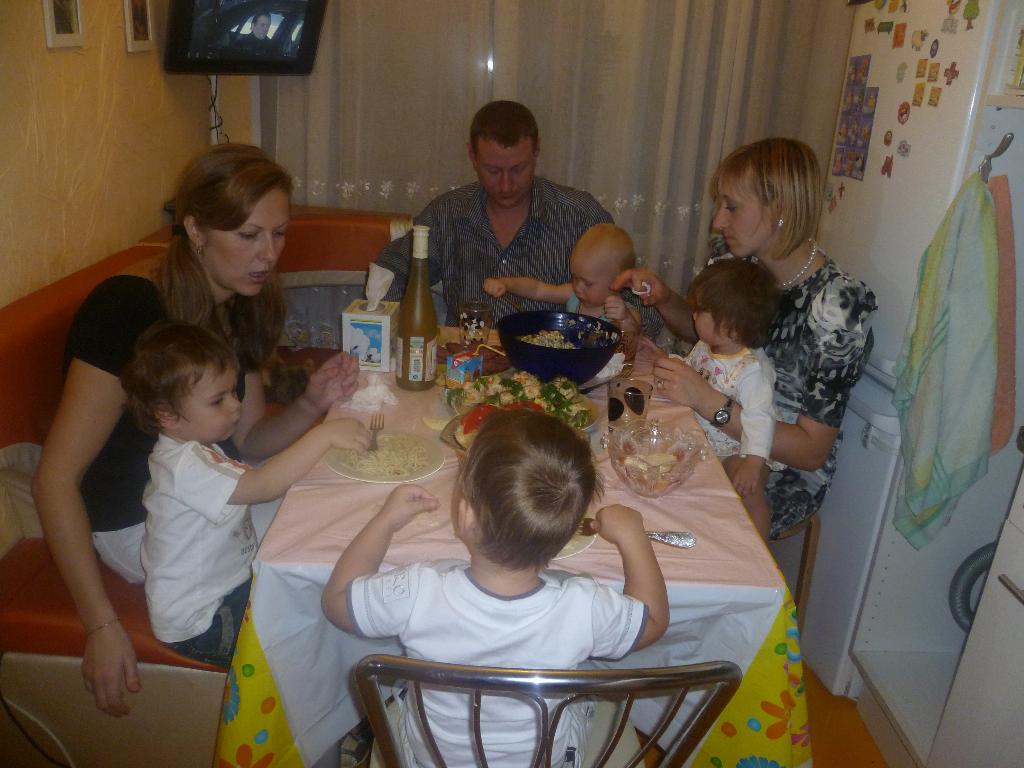 Наша дружная компания. Алиночке 1 годик!!!