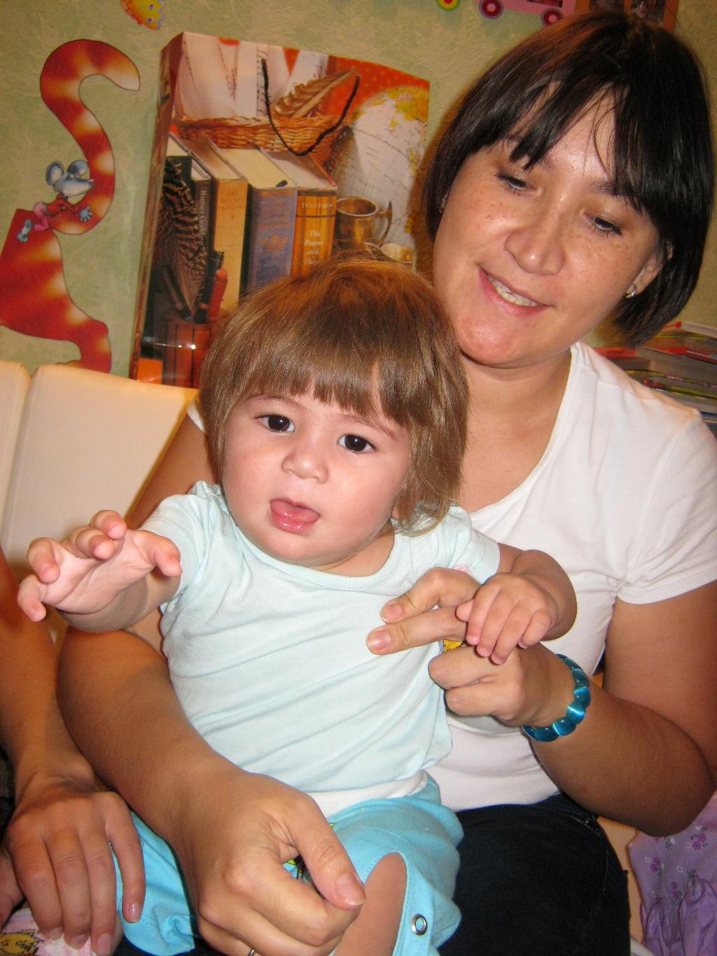 У мамы на коленках))). Первый День Аиста!