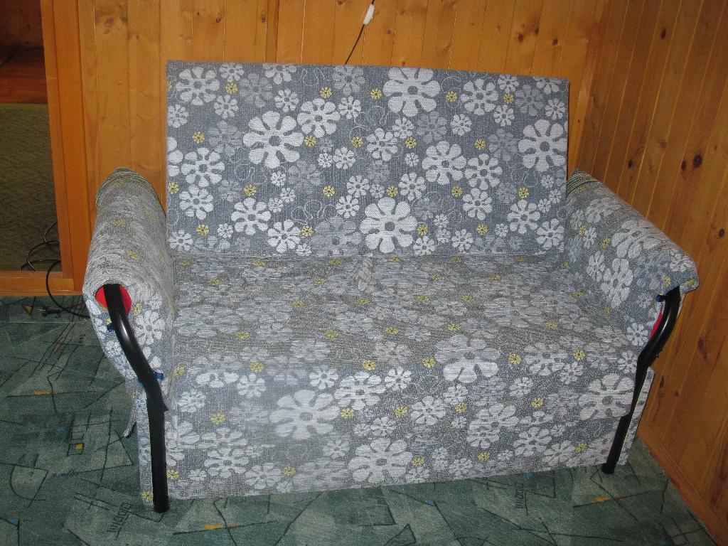 диванчик в новой обивке от Викентия. природная