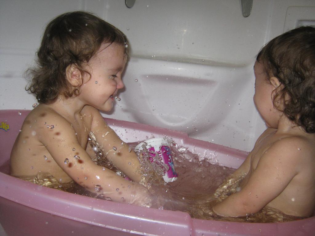 Дочка купается в ванной. Купается в ванной. Купаются в ванне. Девочка купается в ванне. Дети купаются в ванной.