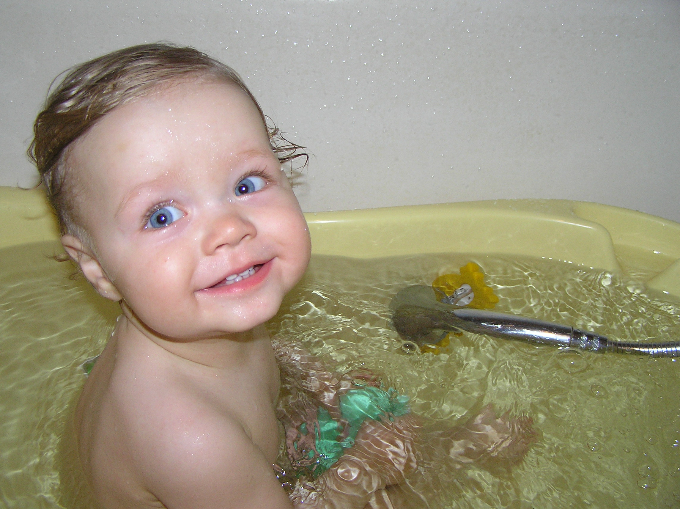 Совместное купание. Дети купаются в ванной фото. Совместное купание детей голлписиков. Купаемся вместе. Совместное купание в детстве.