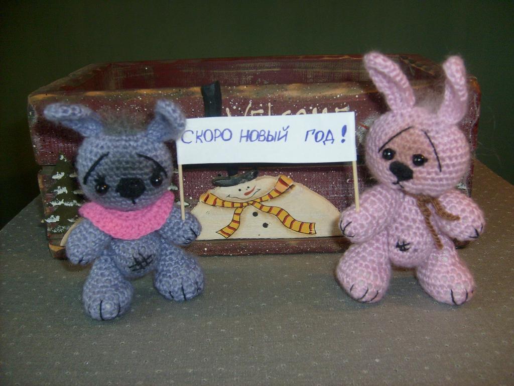 зайчики. вязаные игрушки