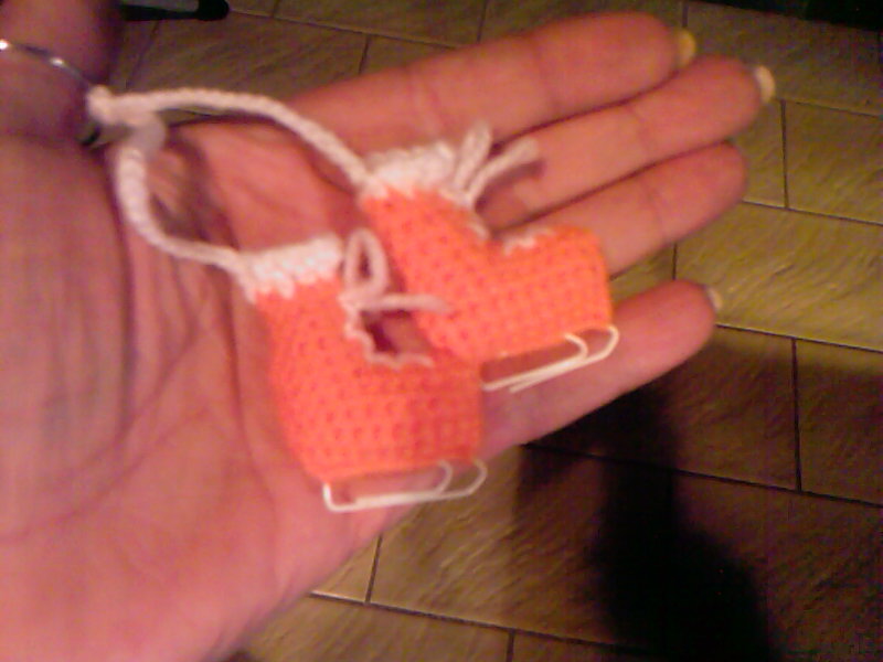 брелок-коньки. вязаные игрушки