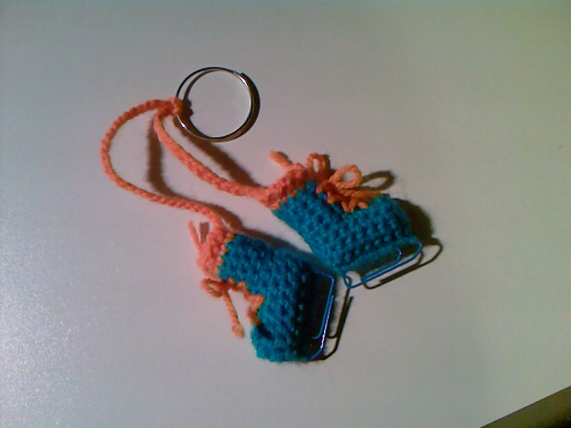 брелок-коньки. вязаные игрушки