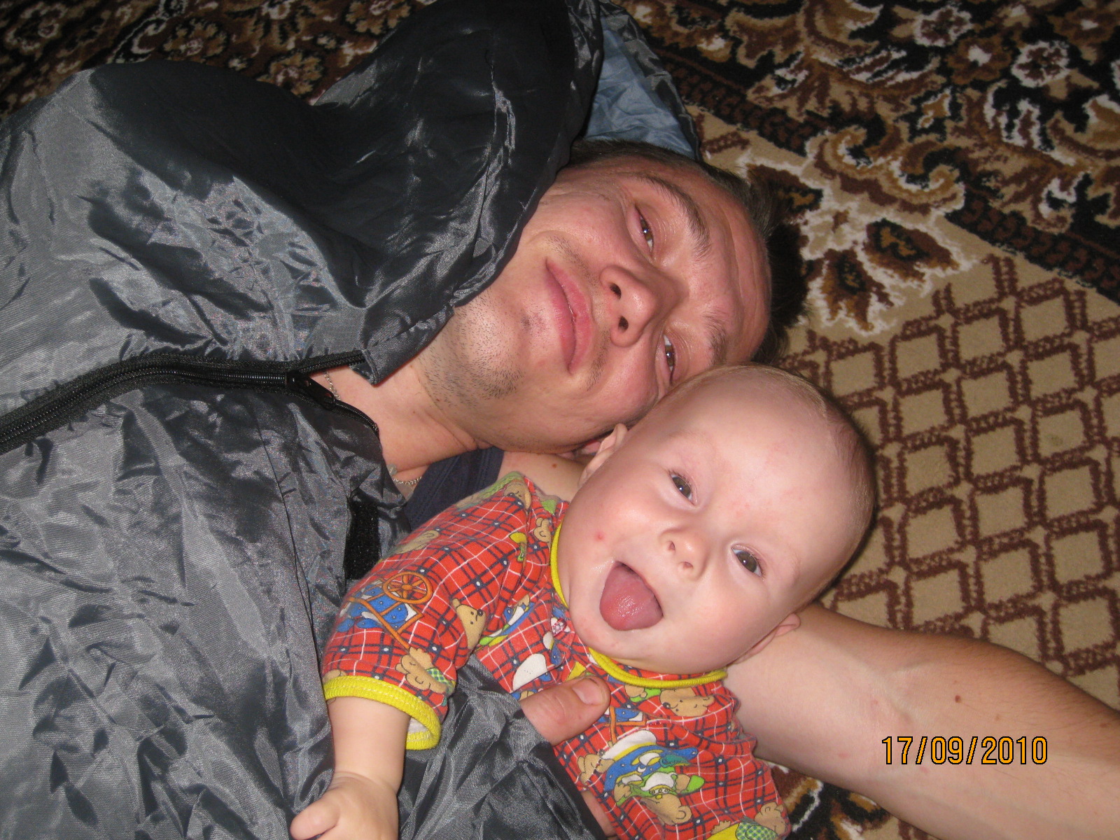 с папой примеряют спальный мешок. 