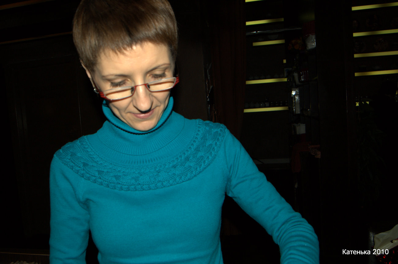 что то Аня замышляет - достает из сумки.... Встреча 18-12-10