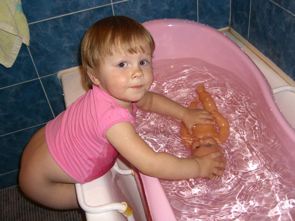 Дочка купается в ванной. Дети моются в ванной. Купаются в ванне. Старшая сестра купается.