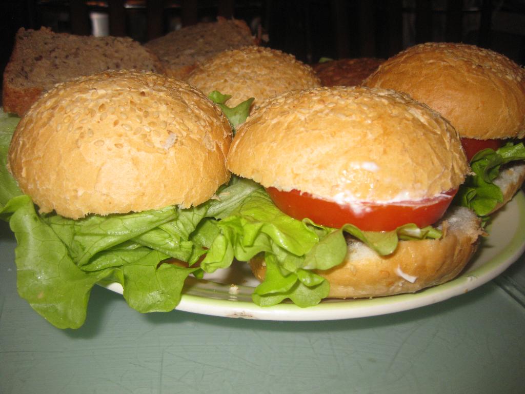 Домашние гамбургеры. Любимые салаты и закуски