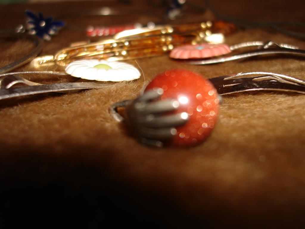 кулон с ладошками ближе. бижутерия