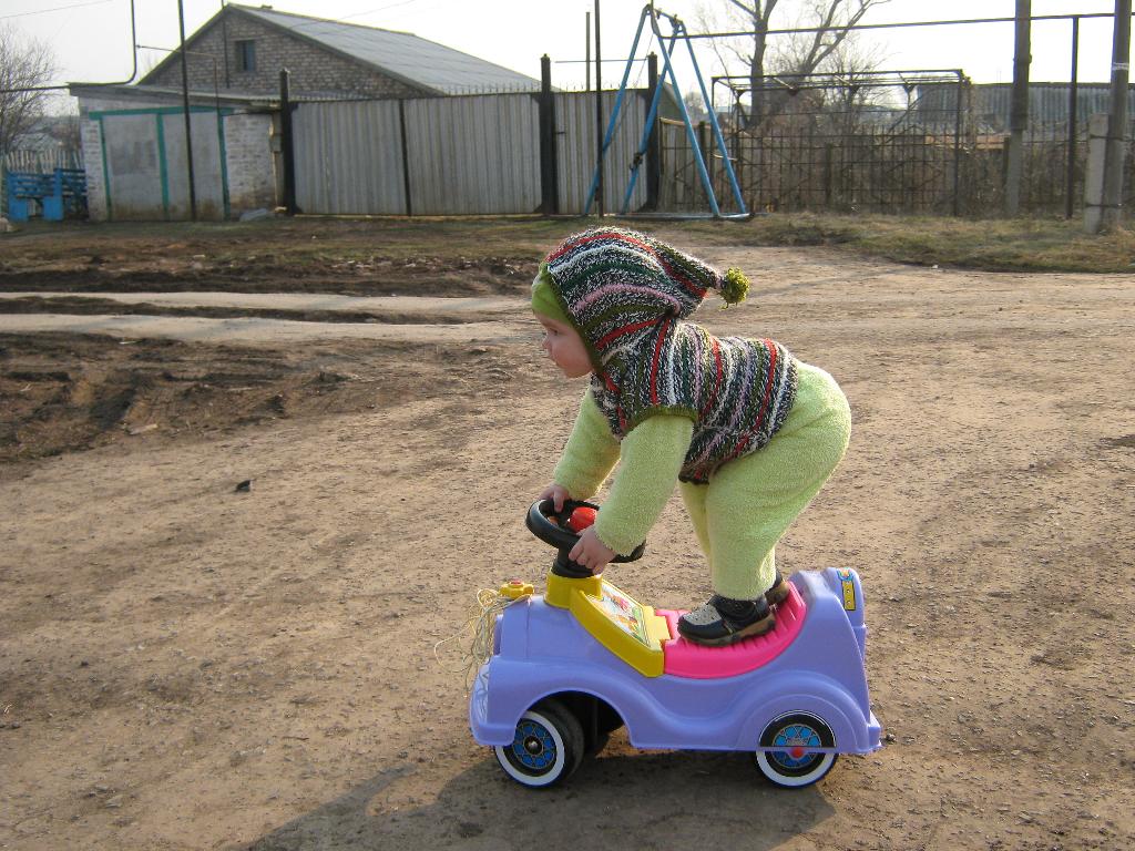 Настюша на машине.. Вкусная шоколадка..