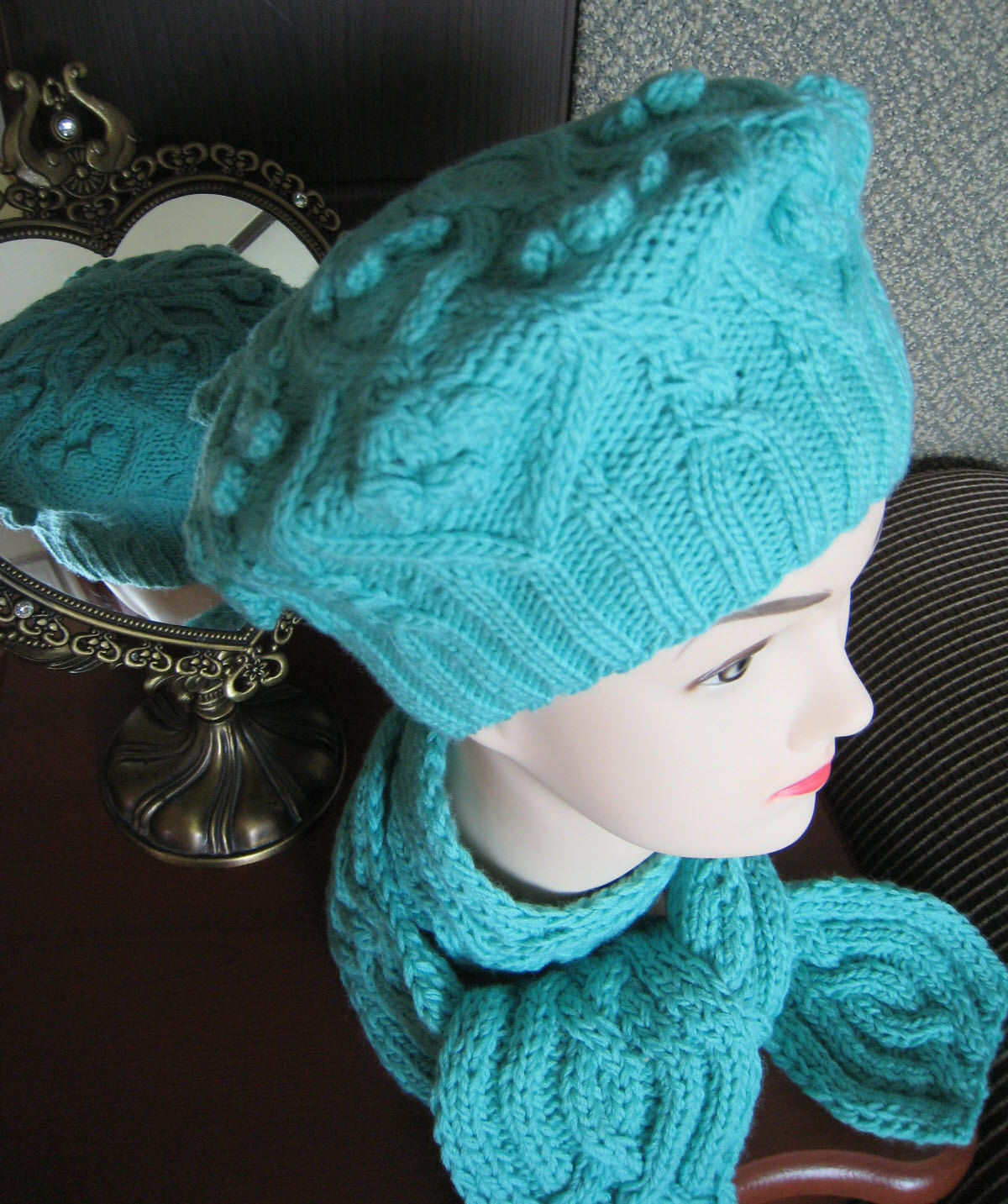 беретик Лаурель - цветок виноградной лозы. Головные уборы осенне -зимнего сезона