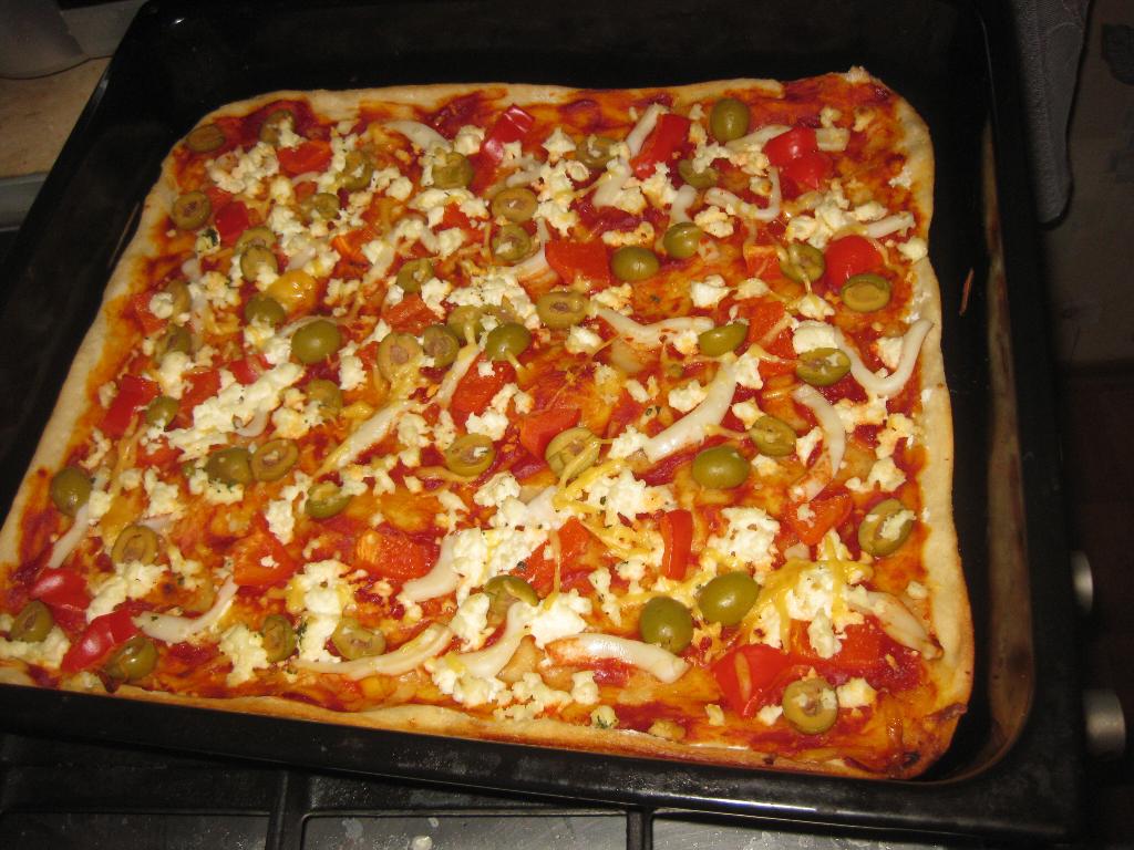 Домашняя пицца на тонком тесте рецепт. Пицца домашняя. Противень для пиццы.