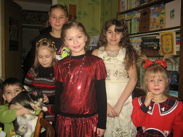 Именинница в компании гостей. 2010 год