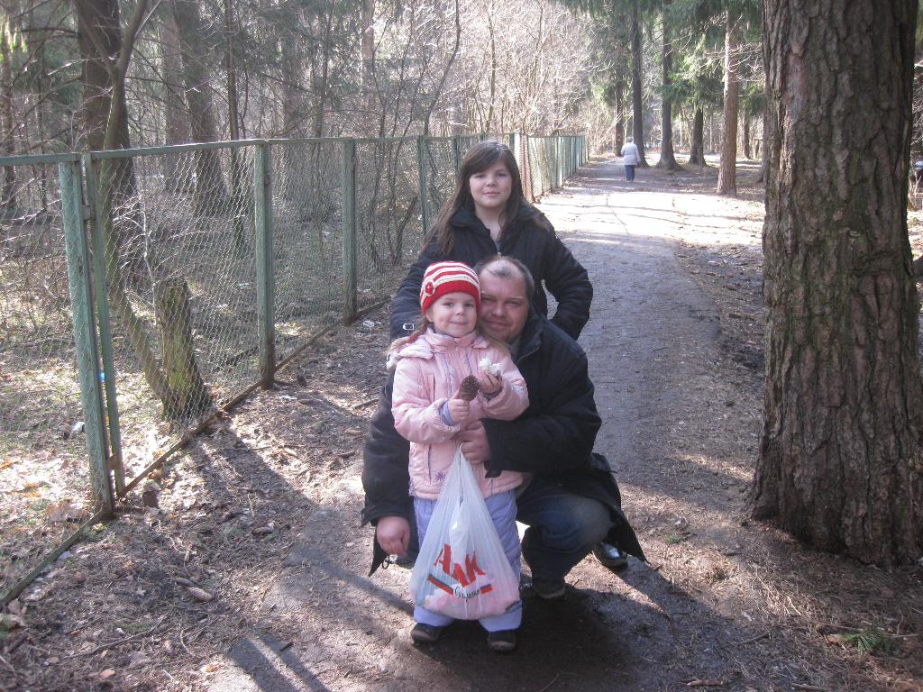 Дочки 'выгуливают' папу. Мои дети