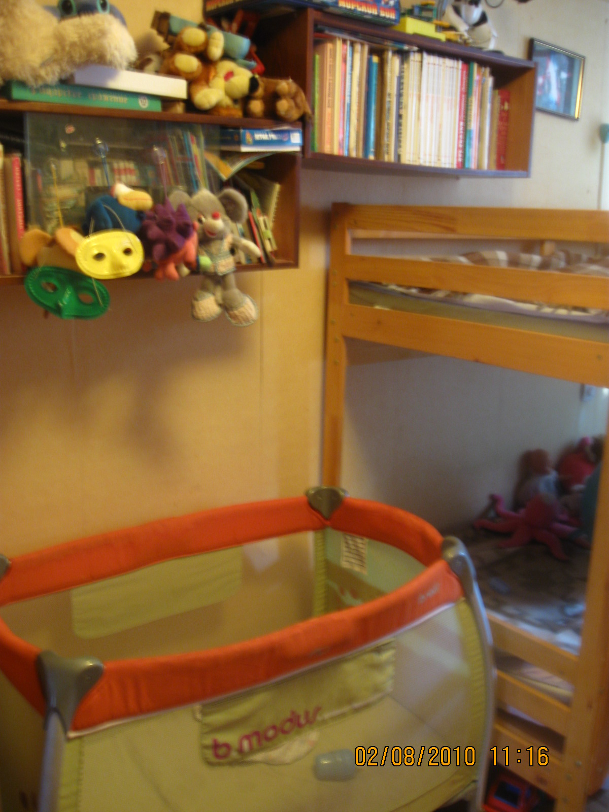 Тут спит младший. Детская