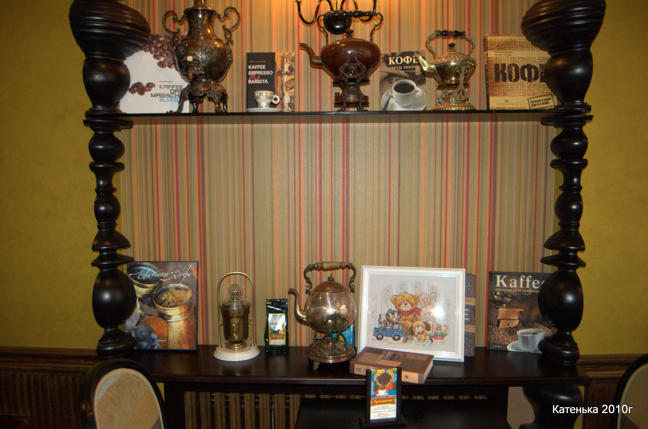 в интерьере кафе. Встреча 06-03-10