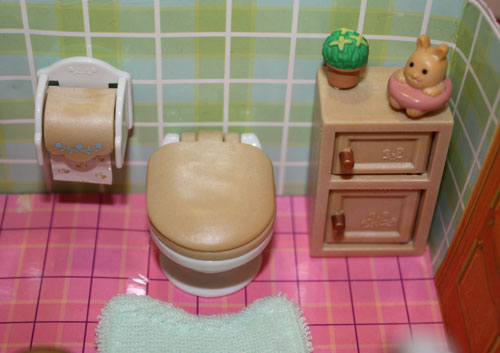 унитаз и шкафчик для полотенец. Игровой румбокс 'Спальня'