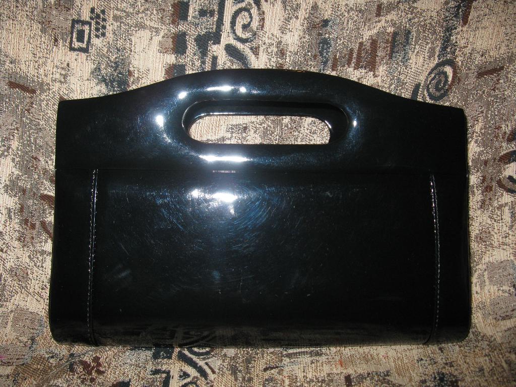 клатч лаковый. сумки