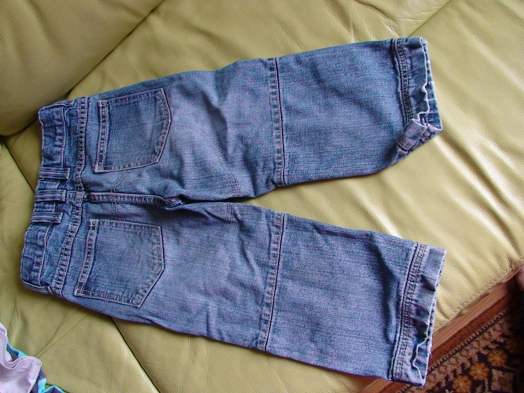 Джинсы 98-104 рост, 100 р. Вид сзади. Деская одежда д/м